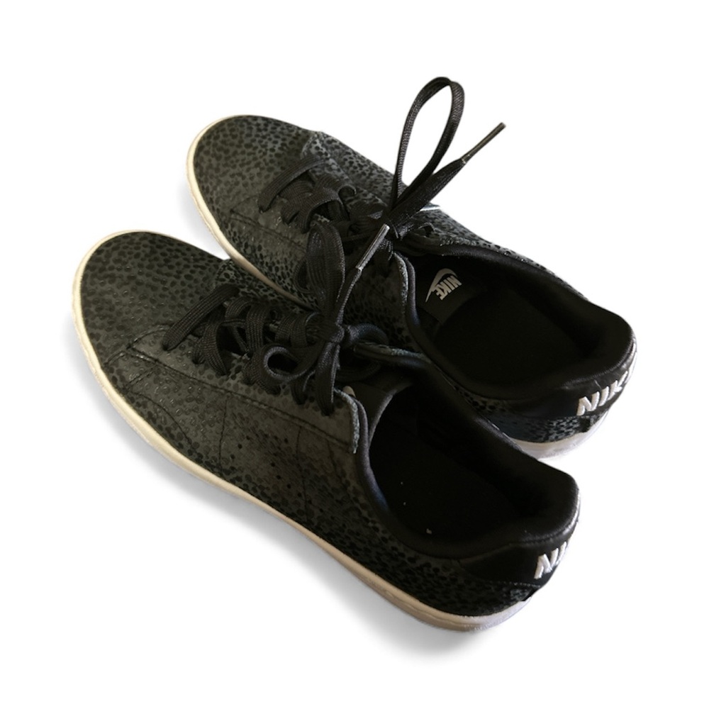 Nike Tennis Classic Ultra Premium Black 749547–002 . Women 5